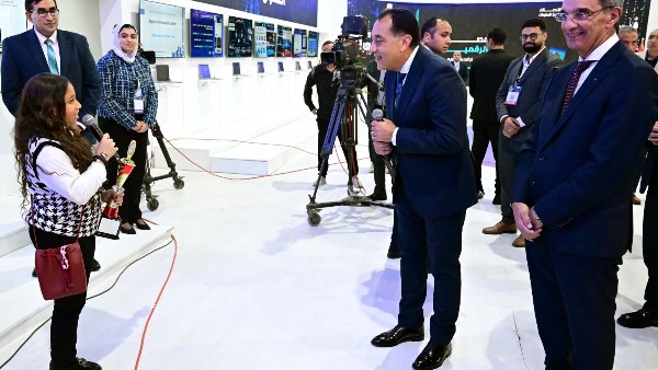 رئيس الوزراء يستمع لتجربة “طفلة مصرية” ناجحة في Cairo ICT