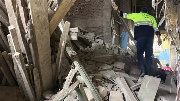 انهيار منزل مكون من 3 طوابق بشارع الأزهر في الموسكي.. صور