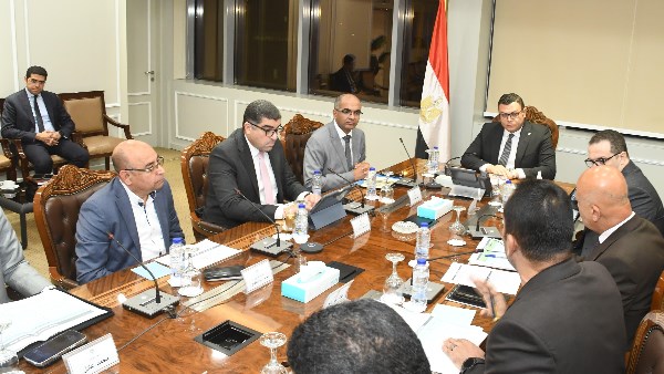 وزير الإسكان يتابع مشروعات المرافق والكهرباء بالمناطق الصناعية بعدد من المدن الجديدة