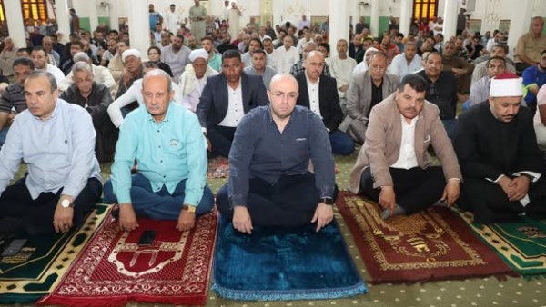 محافظ بني سويف يؤدي صلاة الجمعة بمسجد عمر بن عبد العزيز.. وخطيب المسجد يُحذّر من مخاطر السوشيال ميديا على الأطفال
