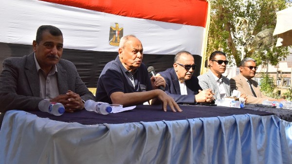 محافظ أسيوط يكرم 65 متميزًا بالسباحة خلال زيارته لنادي الشبان المسيحية