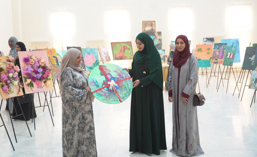 53 عملا فنيا ضمن “معرض ملامح وطن” بـ”جمعية المرأة” في العوابي