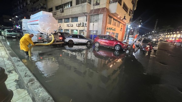 حالة طقس غير مستقرة.. محافظ بورسعيد يتابع سيارات شفط وكسح الأمطار