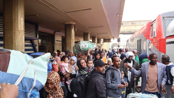 سكك حديد مصر تستكمل جهودها لنقل الأشقاء السودانيين.. 33 ألف راكب مستفيد من مشروع «العودة الطوعية»