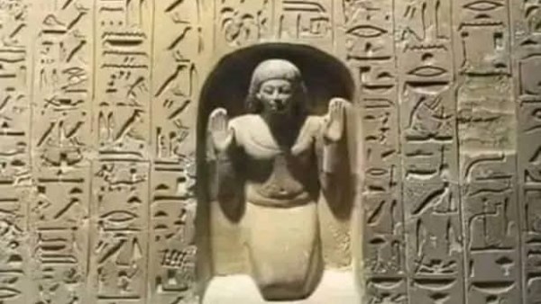 واقعة التلاوة بالمتحف الكبير تكشف صدامًا بين السلوك الفردي ورؤية العلماء لحقيقة إيمان المصريين القدماء