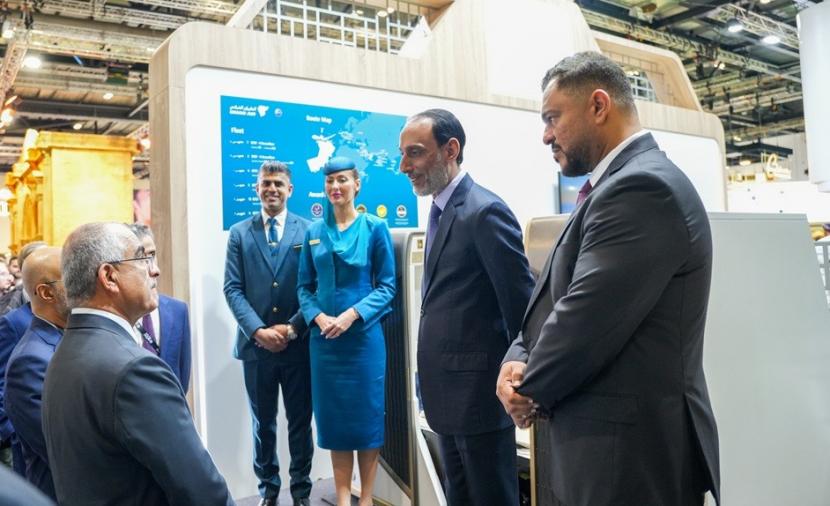 “الطيران العُماني” يستعرض خدماته الحائزة على جوائز وتوسّع شبكته الدولية