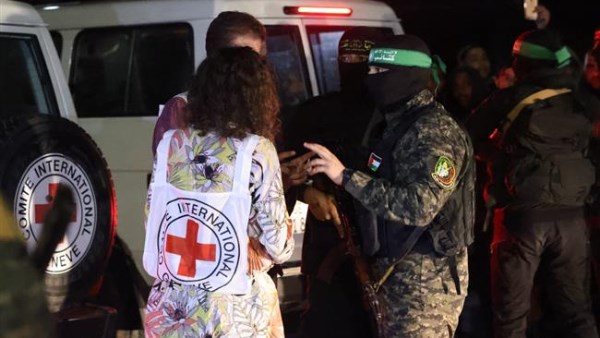 مراسل القاهرة الإخبارية: الصليب الأحمر تسلم جثمان أحد المحتجزين الإسرائيليين في قطاع غزة