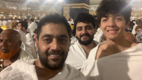 رفقة ابنه.. شاهد أحدث ظهور لأحمد فلوكس في المسجد الحرام