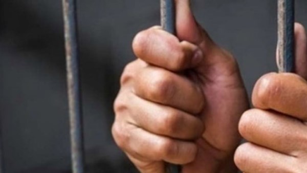 السجن 10 سنوات..مأساة رضيعة أنهى الأب حياتها في البحيرة