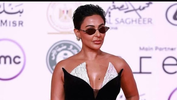 بفستان أسود .. إطلالة جريئة لـ ميس حمدان في افتتاح مهرجان القاهرة السينمائي