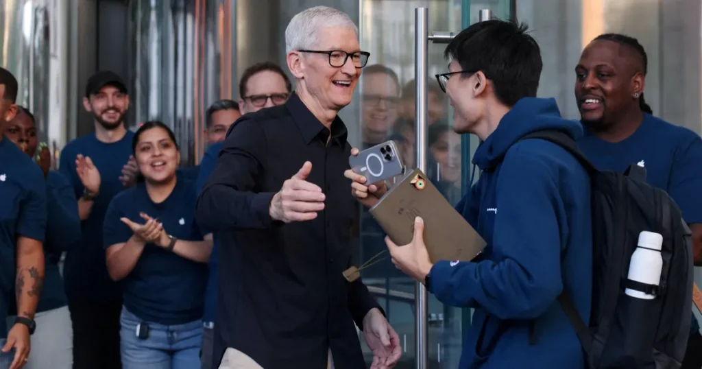 تيرنوس أبرز المرشحين.. أبل تكثف جهود البحث عن خليفة تيم كوك