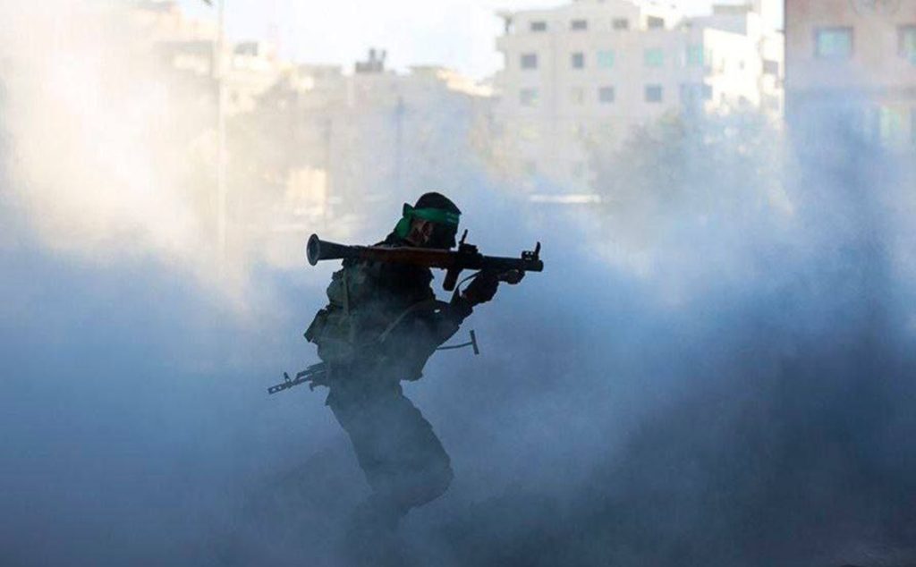 سلام غزة على حافة الانهيار.. من المساعدات التجارية إلى معركة نزع سلاح حماس