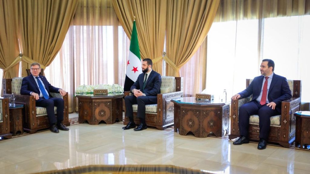 ميرتس يدعو الشرع إلى زيارة ألمانيا لبحث ملف الترحيل