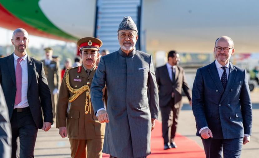 شاهد.. مراسم استقبال رسمية لجلالة السُّلطان في القصر الملكي بالعاصمة الإسبانية مدريد