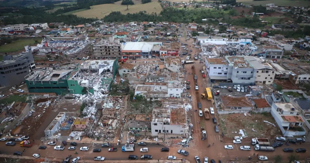 ضحايا ومصابون جراء إعصار في جنوب البرازيل