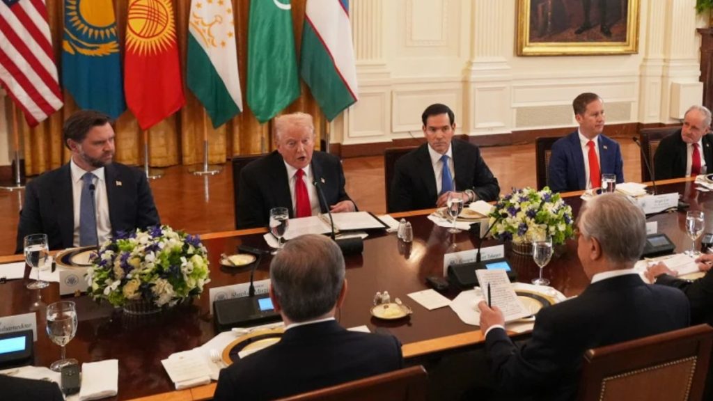 ترامب: رفعنا العقوبات عن سوريا بطلب من تركيا وإسرائيل