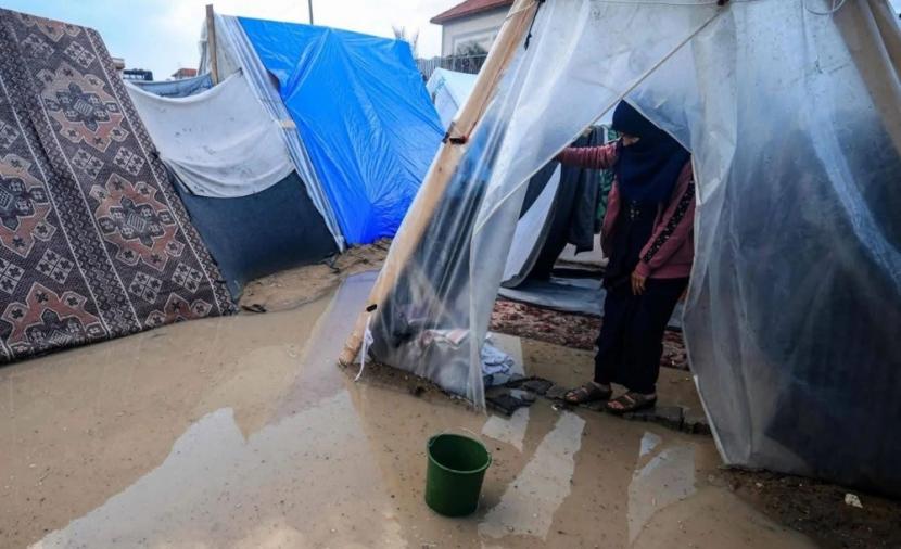 غرق آلاف الخيام في قطاع غزة جراء الأمطار الغزيرة