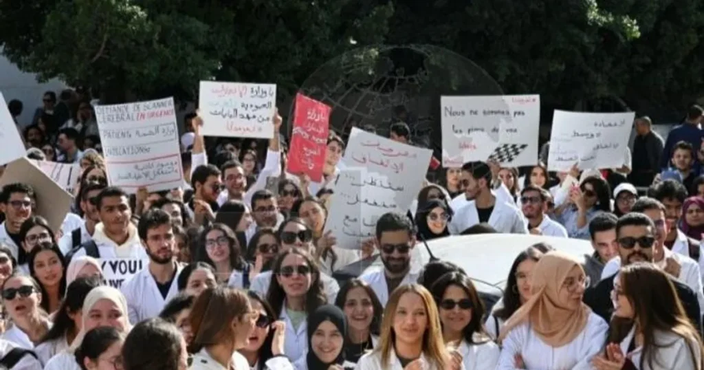 تونس.. آلاف الأطباء يضربون عن العمل للمطالبة بزيادة الأجور