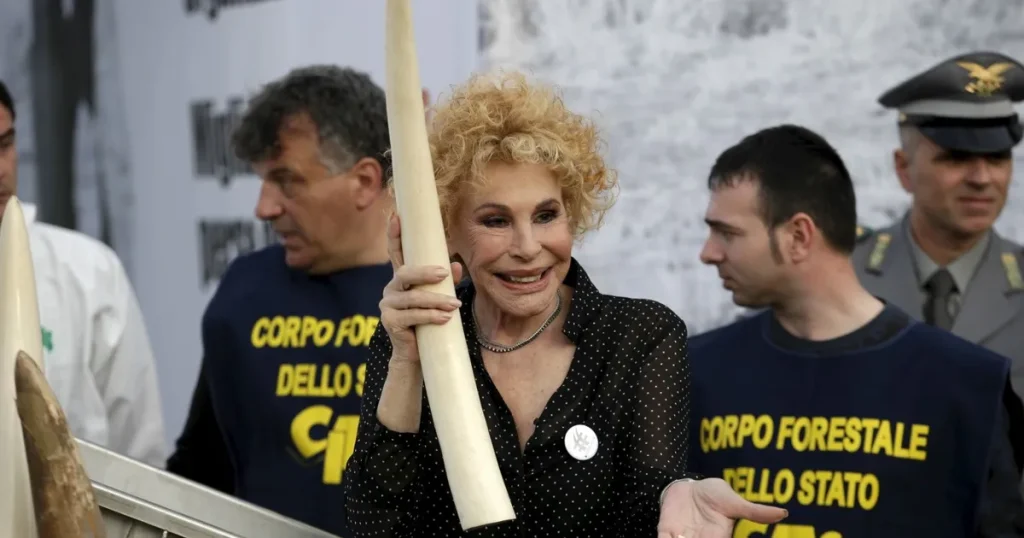 وفاة المغنية الإيطالية أورنيلا فانوني عن 91 عاماً