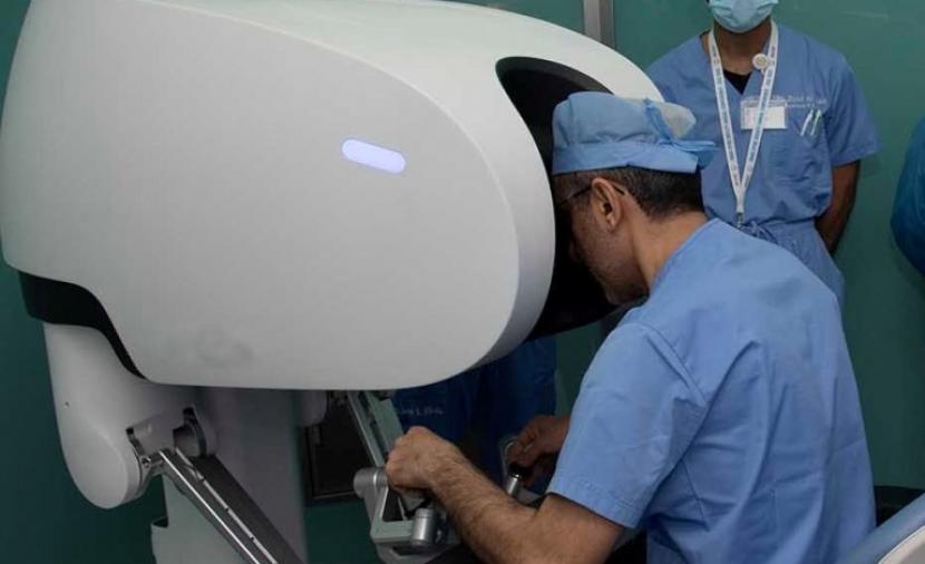 بالصور.. عملية جراحية متقدمة باستخدام الروبوت الجراحي