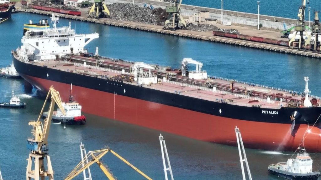 السعودية تبدأ تسليم سوريا شحنات من منحة النفط