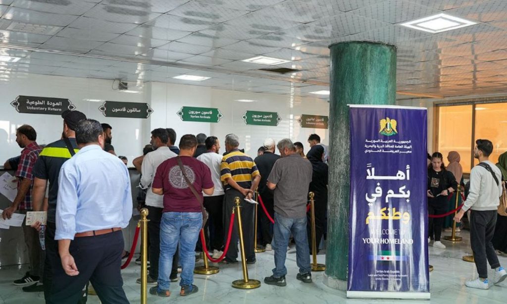 لاجئون سوريون يشرحون دوافعهم للعودة أو البقاء