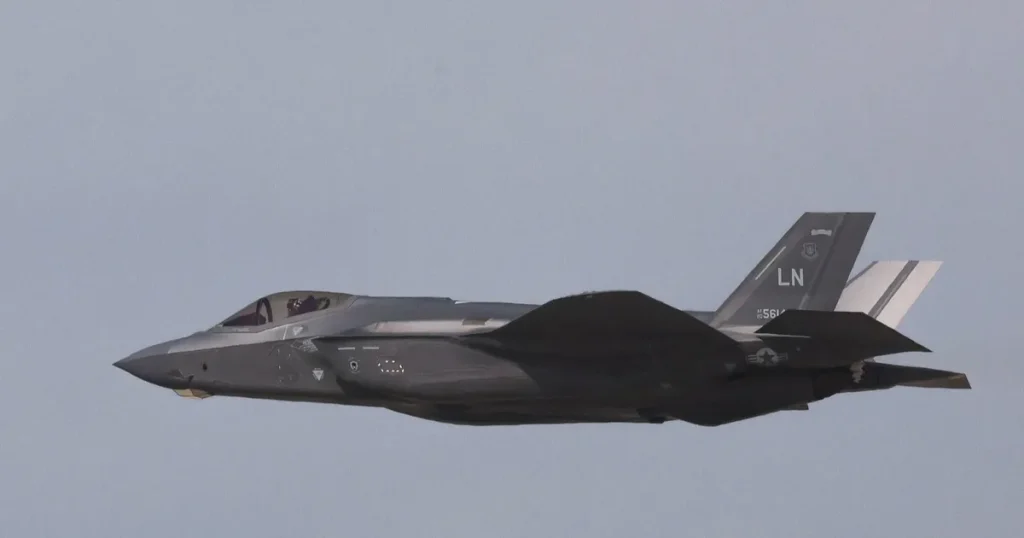 F-35 الأميركية تنافس Su-57E الروسية في معرض دبي للطيران