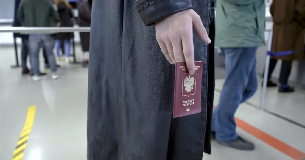 الاتحاد الأوروبي يخطط لفرض قيود جديدة على تأشيرات الروس