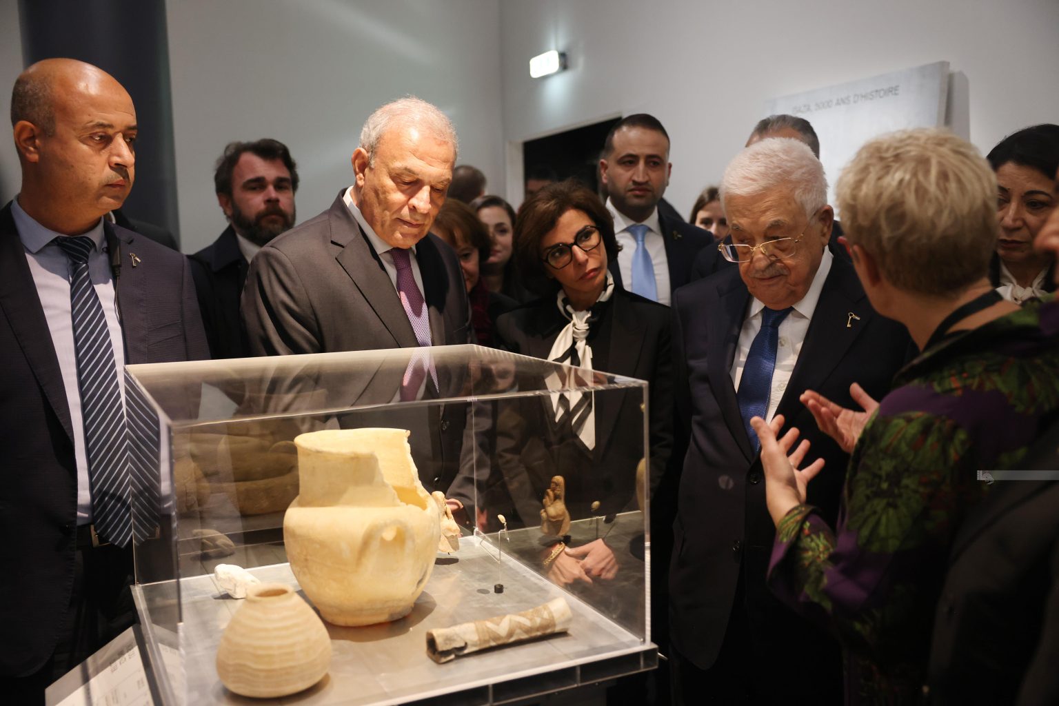 الرئيس يزور معرض “كنوز منقذة من غزة” في باريس