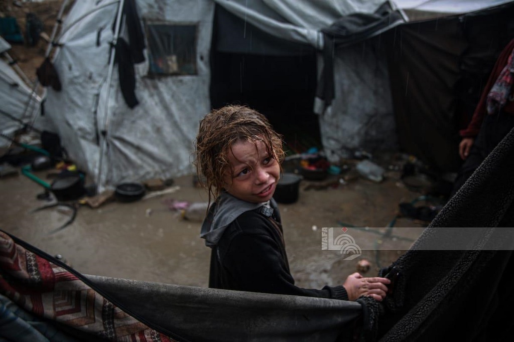 الأونروا: مئات آلاف النازحين في غزة يواجهون الشتاء بخيام مهترئة دون أساسيات الحياة