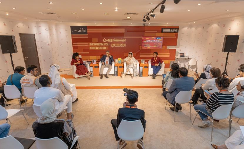 أدباء في “الشارقة الدولي للكتاب” يؤكدون أهمية الرجوع إلى الجذور لفهم الحاضر وصناعة الغد