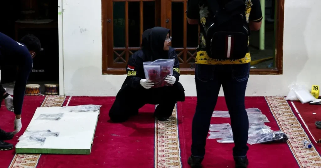 إندونيسيا.. الاشتباه في مسحوق متفجر بموقع انفجار مسجد
