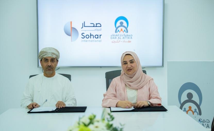 صُحار الدولي” يوقّع مذكرة تفاهم مع “دار العطاء” لدعم برنامج “تمكين