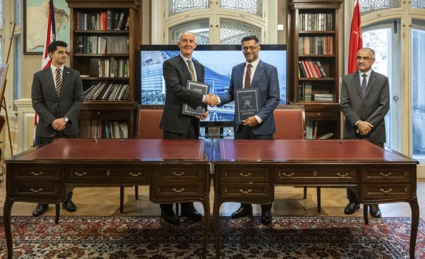 توقيع مذكرة تفاهم مع “الحدائق الملكية” لتعزيز حماية الإرث النباتي العُماني