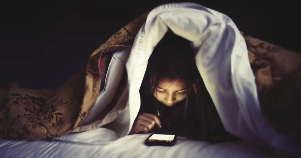 دراسة: الهواتف الذكية للأطفال دون 13 عاماً تضر بصحتهم