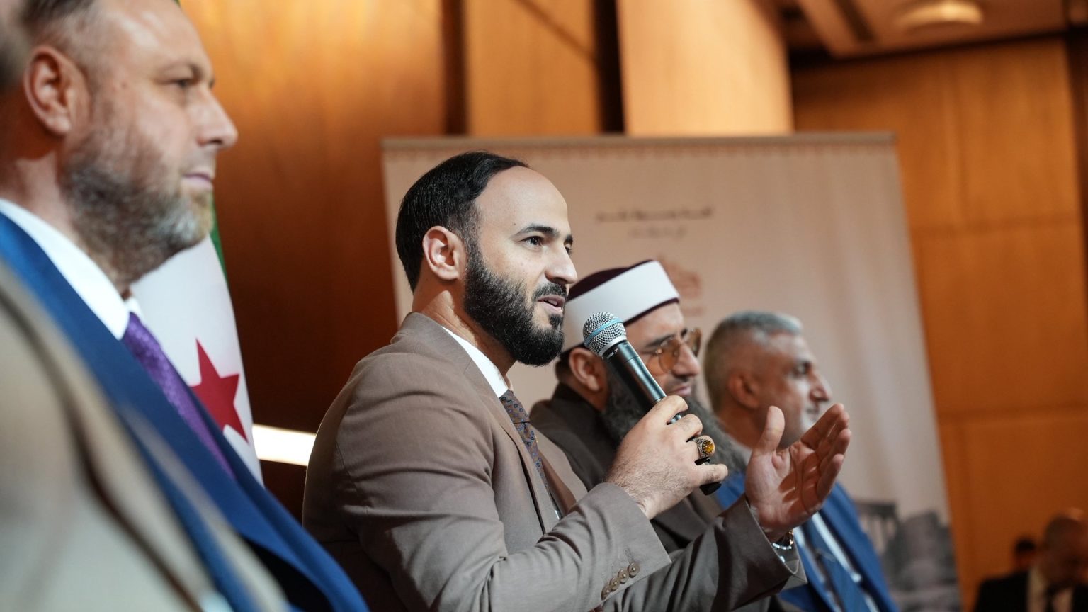 لدعم “حلب ستّ الكل”.. محافظ حلب السوري يلتقي رجال أعمال سوريين وأتراك بإسطنبول