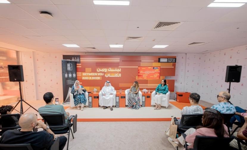 في جلسة حوارية بمعرض الشارقة الدولي للكتاب 2025.. روائيون يؤكدون: الحكاية ذاكرة الشعوب وجسرها إلى المستقبل