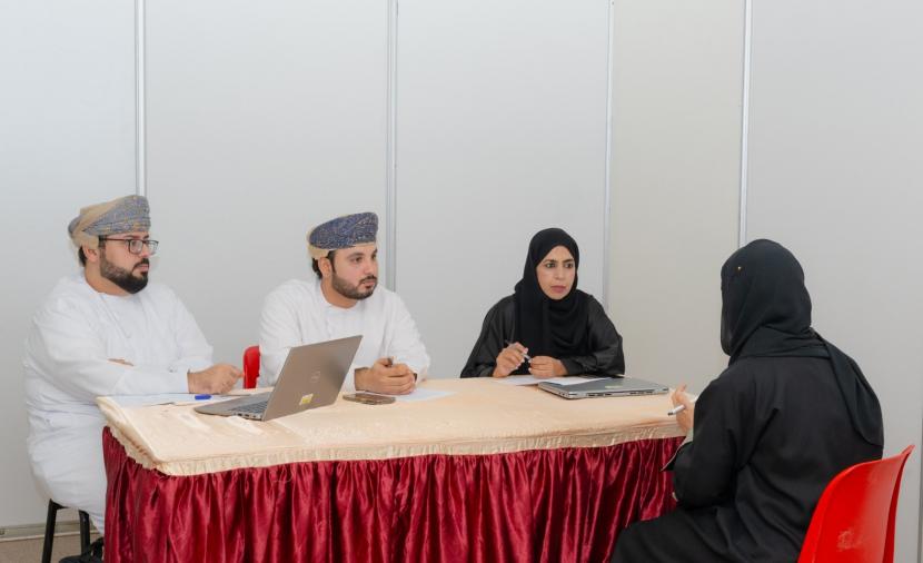طلبة جامعة السلطان قابوس يختبرون مهاراتهم في مقابلات وظيفية تحاكي الواقع