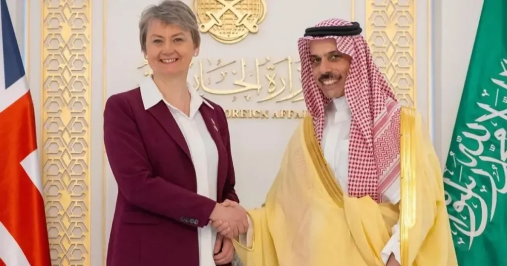 السعودية وبريطانيا تستعرضان علاقات البلدين وأوضاع المنطقة