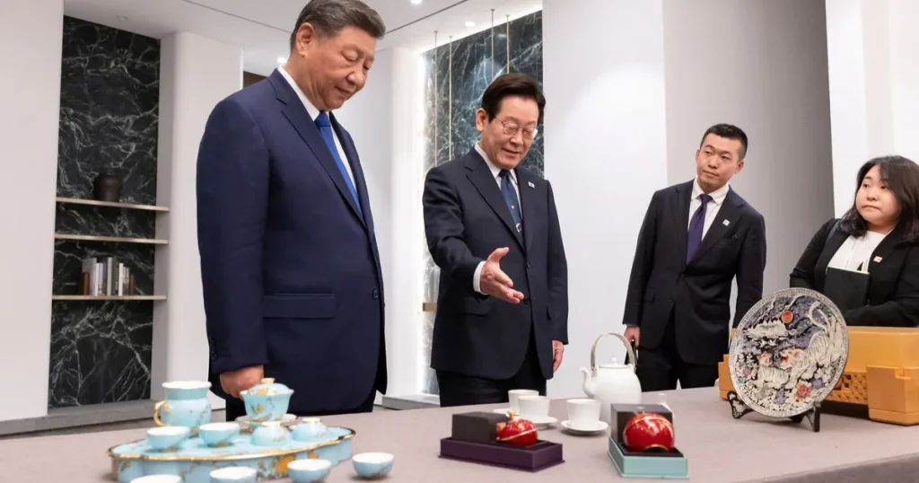 فيديو.. شي يهدي نظيره الكوري الجنوبي هاتفين شاومي