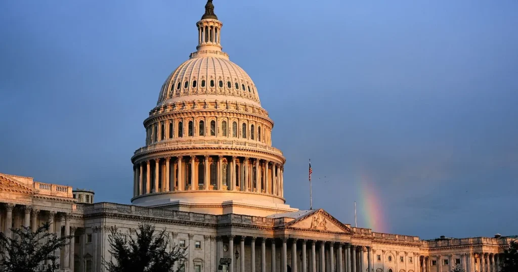 واشنطن تلمح لدفع أجور الموظفين العاملين فقط بعد الإغلاق