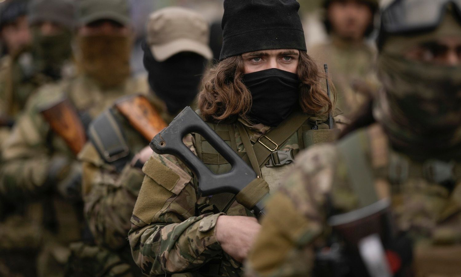 عرض عسكري لمقاتلين في إدارة العمليات العسكرية في العاصمة السورية دمشق - 27 كانون الأول 2024 (الوكالة الفرنسية)