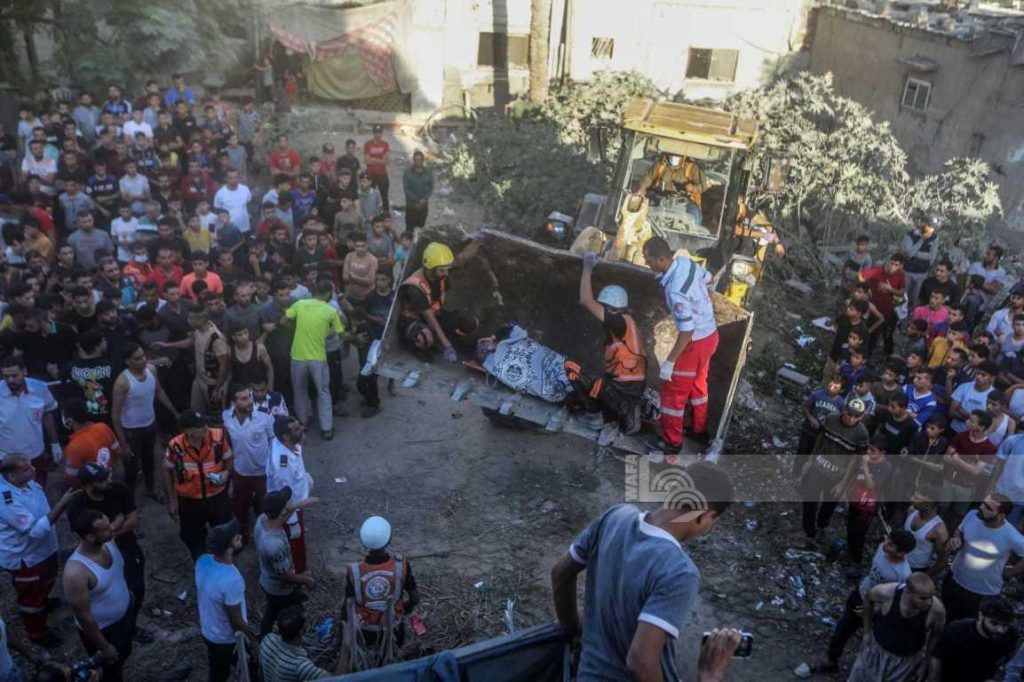 انتشال جثامين 8 شهداء من تحت أنقاض منزل بمخيم المغازي وسط قطاع غزة