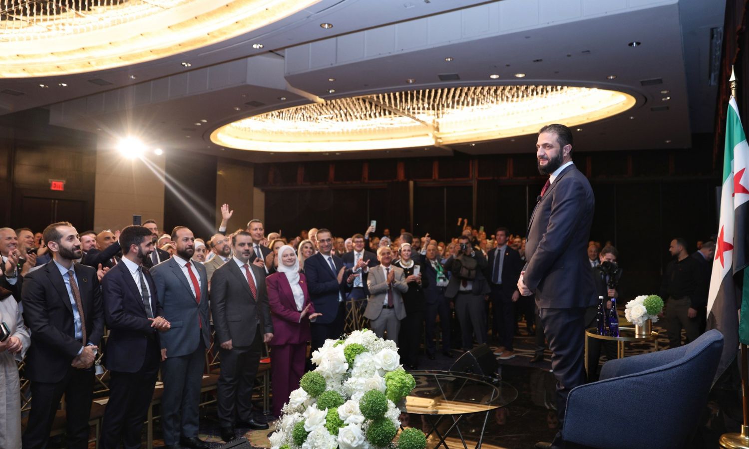 الرئيس السوري في المرحلة الانتقالية أحمد الشرع بلتقي وفدًا من الجالية السورية في أمريكا - 22 أيلول 2025 (رئاسة الجمهورية)