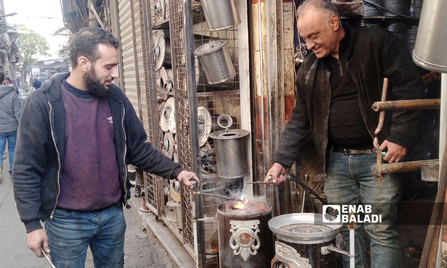 صناعة المدافئ داخل ورش صغير في سوق المناخلية - 27 تشرين الثاني 2025 (/ مارينا مرهج)