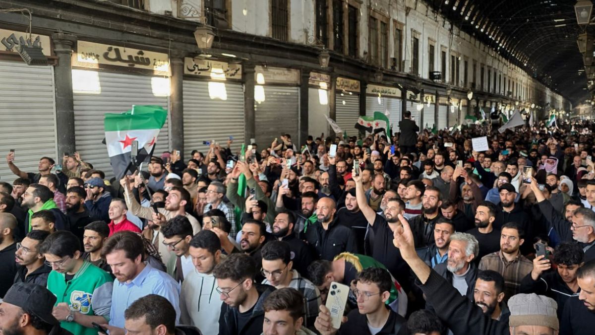 تجمع أهالي مدينة دمشق في سوق الحميدية في ذكرى بدء معركة "ردع العدوان" - 28 تشرين الثاني (سانا)