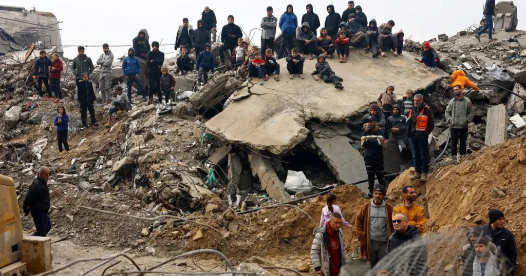 إسرائيل تصعد عملياتها بالضفة الغربية.. وتقصف مبان في غزة