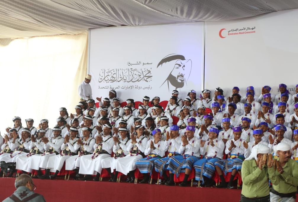 بدعم إماراتي.. “المخا” تحتفي بزفاف 500 شاب وشابة في العرس الجماعي الخامس