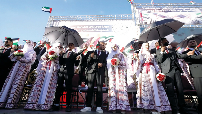 «الفارس الشهم 3» تنظّم زفاف 54 عريساً في غزة