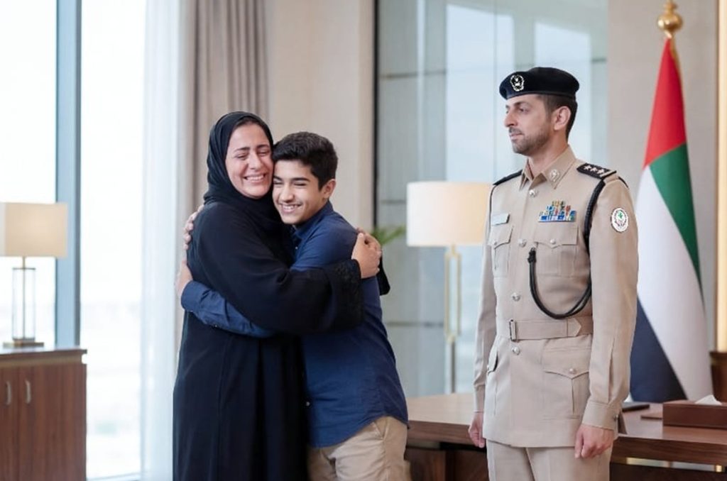 شرطة الشارقة تُحقق لقاءً طال انتظاره بين أم وابنها بعد 12 عامًا من الانقطاع